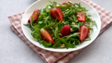Arugula ile çilekli vitamin salatası. Vejetaryen yemeği. Yaz salatası. 