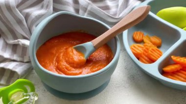 Kasede sağlıklı bebek maması. Havuçlu bebek maması sebze püresi. 