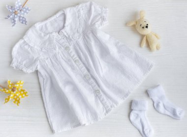 Küçük oyuncaklar ve aksesuarlar için bebek elbisesi. Düz yatıyordu