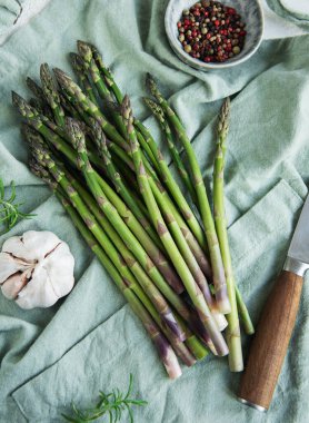 Bir sürü yeşil çiğ kuşkonmaz.. 