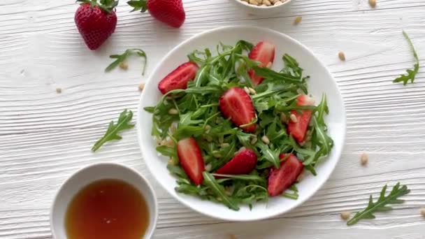 Salada Vitamina Morango Com Arugula Comida Vegan Salada Verão — Vídeo de Stock