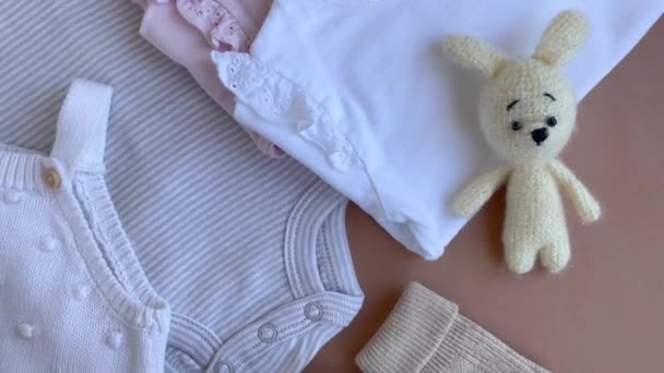 Conjunto Macacões Bebê Calças Meias Brinquedo Malha Moda Roupas Bebê — Vídeo de Stock
