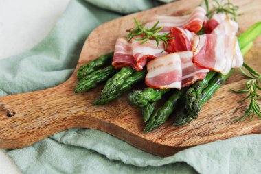 Kuşkonmaz ve pastırma pişirmeye hazır. Yemek tarifi