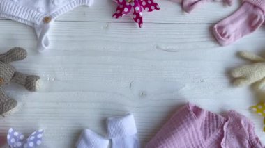 Bebek kıyafetleri, pantolonlar, çoraplar ve örgü oyuncaklar. Bebek kıyafetleri ve aksesuarlar. Düz yatış, üst görünüm