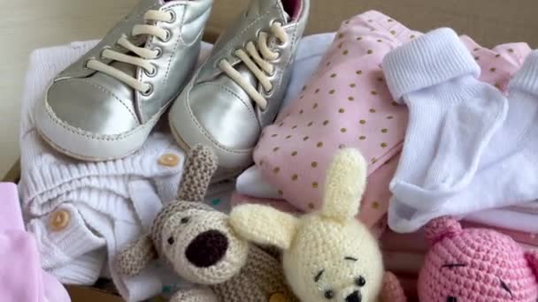 Roupas Bebê Criança Brinquedos Malha Caixa Papelão Doação Conceito Caridade — Vídeo de Stock
