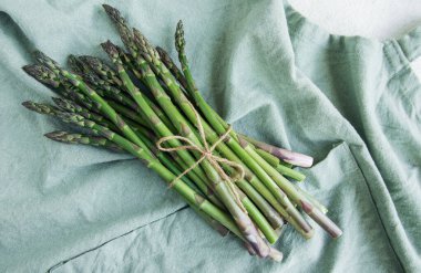 Bir sürü yeşil çiğ kuşkonmaz.. 