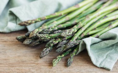 Bir sürü yeşil çiğ kuşkonmaz.. 