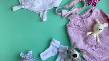 Bebek kıyafetleri, pantolonlar, çoraplar ve örgü oyuncaklar. Bebek kıyafetleri ve aksesuarlar. Düz yatış, üst görünüm