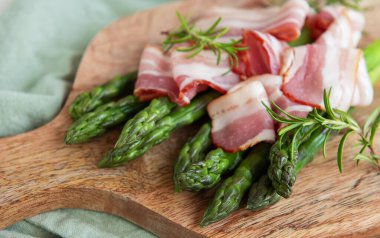 Kuşkonmaz ve pastırma pişirmeye hazır. Yemek tarifi