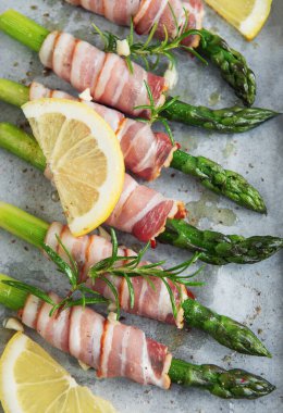 Kızartma tavasında pişirmeden önce jambonlu kuşkonmaz