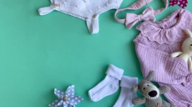 Bebek kıyafetleri, pantolonlar, çoraplar ve örgü oyuncaklar. Bebek kıyafetleri ve aksesuarlar. Düz yatış, üst görünüm