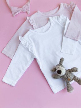 Bebek kıyafetleri, pantolonlar, çoraplar ve örgü oyuncaklar. Bebek kıyafetleri ve aksesuarlar. Düz yatış, üst görünüm