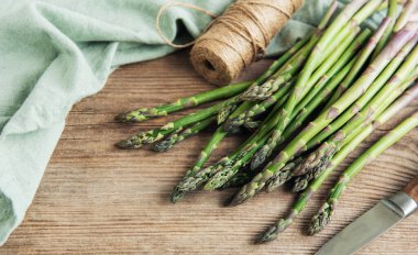 Bir sürü yeşil çiğ kuşkonmaz.. 