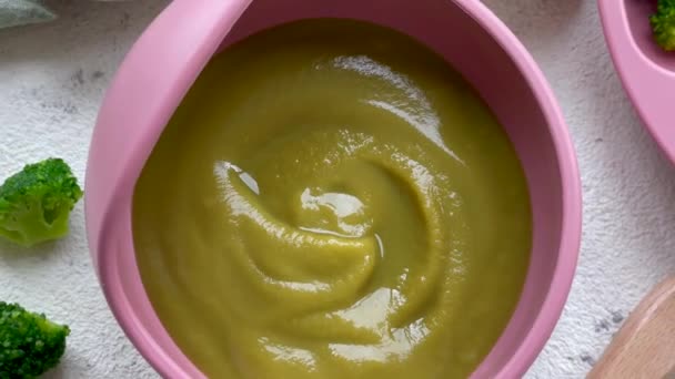 Comida Saludable Para Bebés Tazón Puré Verduras Con Brócoli Guisantes — Vídeo de stock
