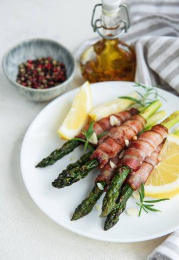 Pastırmayla pişirilmiş kuşkonmaz. Sağlıklı beslenme. 