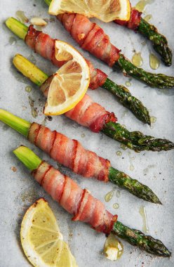 Pastırmayla pişirilmiş kuşkonmaz. Sağlıklı beslenme. 