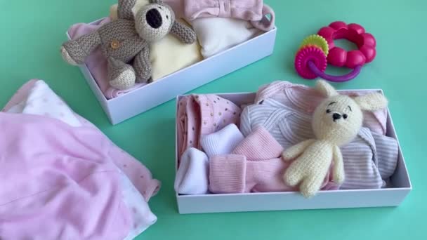 Bayi Dan Anak Anak Pakaian Dan Mainan Rajutan Kotak Karton — Stok Video