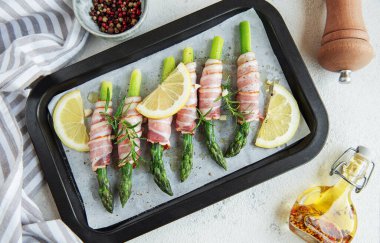 Kızartma tavasında pişirmeden önce jambonlu kuşkonmaz