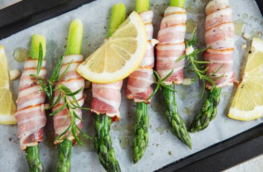 Kızartma tavasında pişirmeden önce jambonlu kuşkonmaz