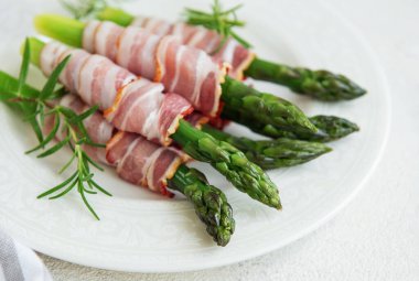 Kuşkonmaz ve pastırma pişirmeye hazır. Yemek tarifi