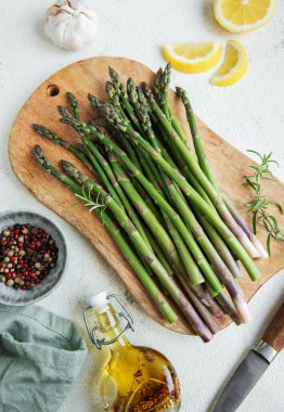 Bir sürü yeşil çiğ kuşkonmaz..