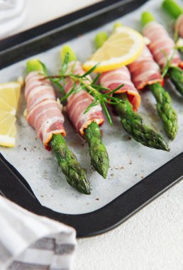 Kızartma tavasında pişirmeden önce jambonlu kuşkonmaz