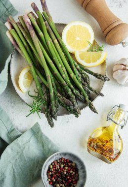 Bir sürü yeşil çiğ kuşkonmaz..