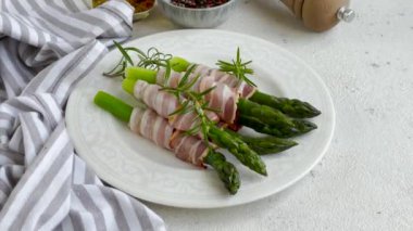 Kuşkonmaz ve pastırma pişirmeye hazır. Yemek tarifi