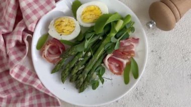Jambonlu kuşkonmaz salatası ve haşlanmış yumurta.. 