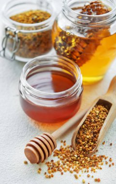 Çiğ organik arı poleni ve kavanozlarda bal.   