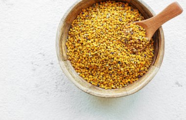 Sağlıklı arı poleni taneleri. Tahta bir kasede arı poleni