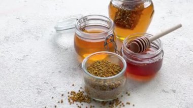 Çiğ organik arı poleni ve kavanozlarda bal. 