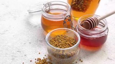 Çiğ organik arı poleni ve kavanozlarda bal. 