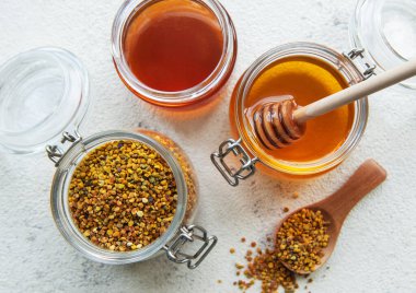 Çiğ organik arı poleni ve kavanozlarda bal.   