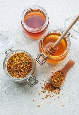 Çiğ organik arı poleni ve kavanozlarda bal.   