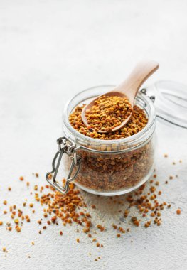 Sağlıklı arı poleni taneleri. Cam kavanozda arı poleni