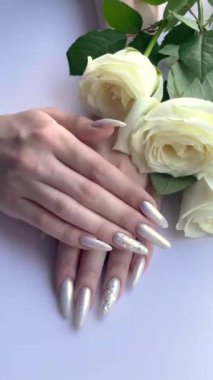 Güzel inci manikürlü kadın elleri