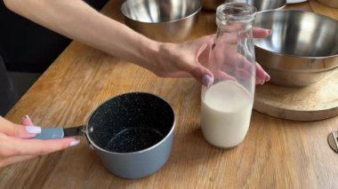 Pişiren genç bir kadın. Tarçınlı çöreğe hamur hazırlama süreci