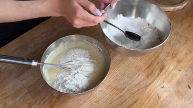 Tarçınlı çöreğe hamur hazırlama süreci