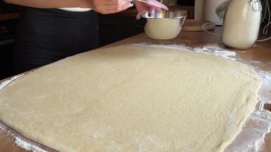  Tarçınlı çöreğe hamur hazırlama süreci