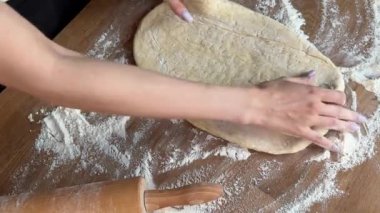 Tarçınlı çöreğe hamur hazırlama süreci