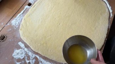 Tarçınlı çöreğe hamur hazırlama süreci
