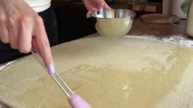 Tarçınlı çöreğe hamur hazırlama süreci