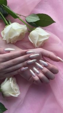 Güzel inci manikürlü kadın elleri 