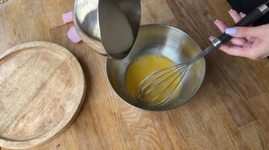 Tarçınlı çöreğe hamur hazırlama süreci