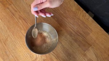 Tarçınlı çöreğe hamur hazırlama süreci