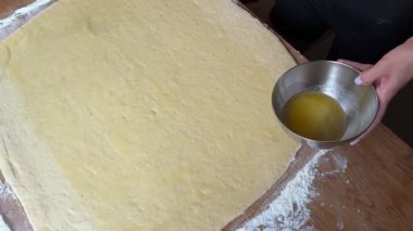 Tarçınlı çöreğe hamur hazırlama süreci