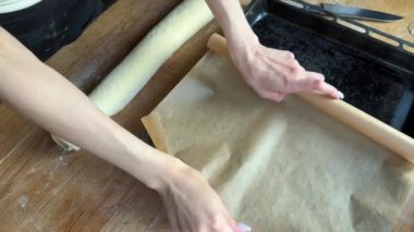 Tarçınlı çöreğe hamur hazırlama süreci