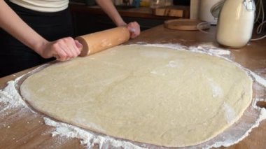 Tarçınlı çöreğe hamur hazırlama süreci