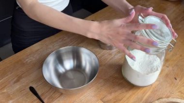 Tarçınlı çöreğe hamur hazırlama süreci